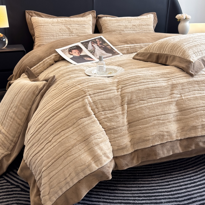 91家纺网 家纺一手货源 找家纺 九花鹿 2025新款380克宽边丹麦皮草绒四件套-波纹系列 波纹-奶茶咖