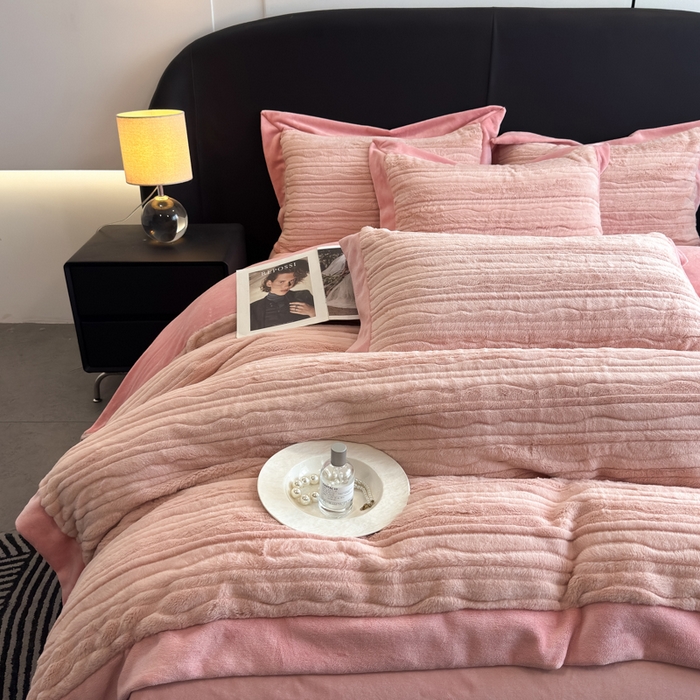 91家纺网 家纺一手货源 找家纺 九花鹿 2025新款380克宽边丹麦皮草绒四件套-波纹系列 波纹-梦境粉