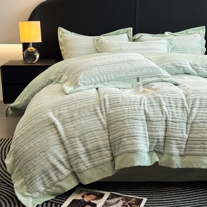 91家纺网 家纺一手货源 找家纺 九花鹿 2025新款380克宽边丹麦皮草绒四件套-波纹系列 波纹-清新绿