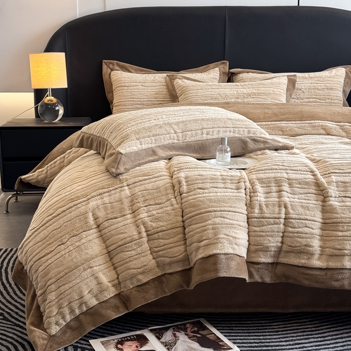 91家纺网 家纺一手货源 找家纺 九花鹿 2025新款380克宽边丹麦皮草绒四件套-波纹系列 波纹-奶茶咖