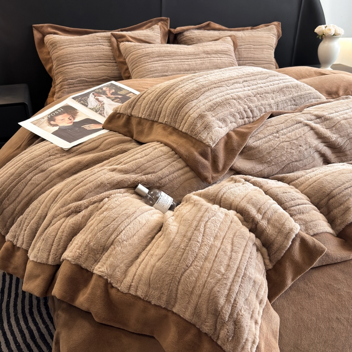 91家纺网 家纺一手货源 找家纺 九花鹿 2025新款380克宽边丹麦皮草绒四件套-波纹系列 波纹-可可棕