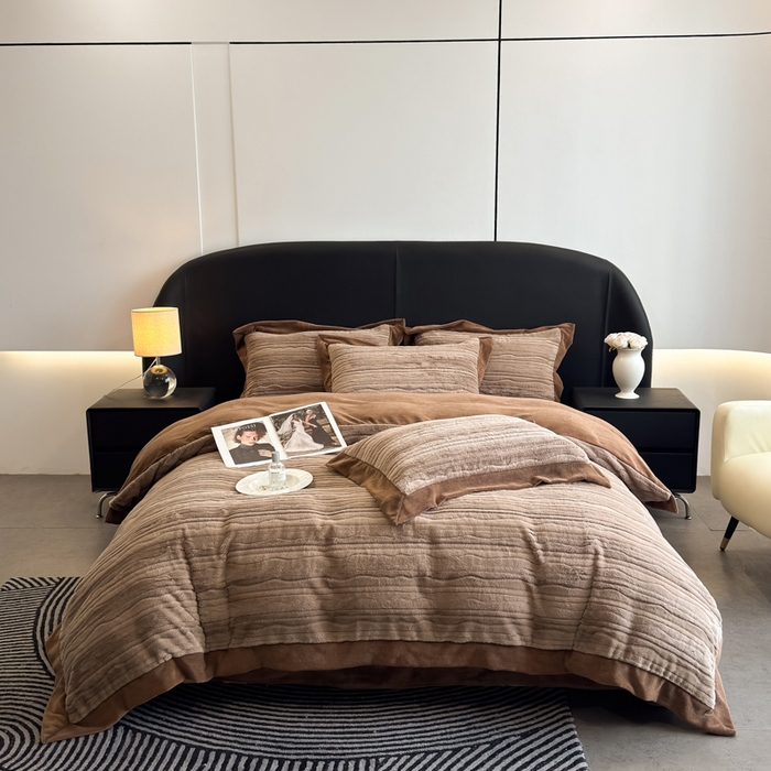 91家纺网 家纺一手货源 找家纺 九花鹿 2025新款380克宽边丹麦皮草绒四件套-波纹系列 波纹-可可棕