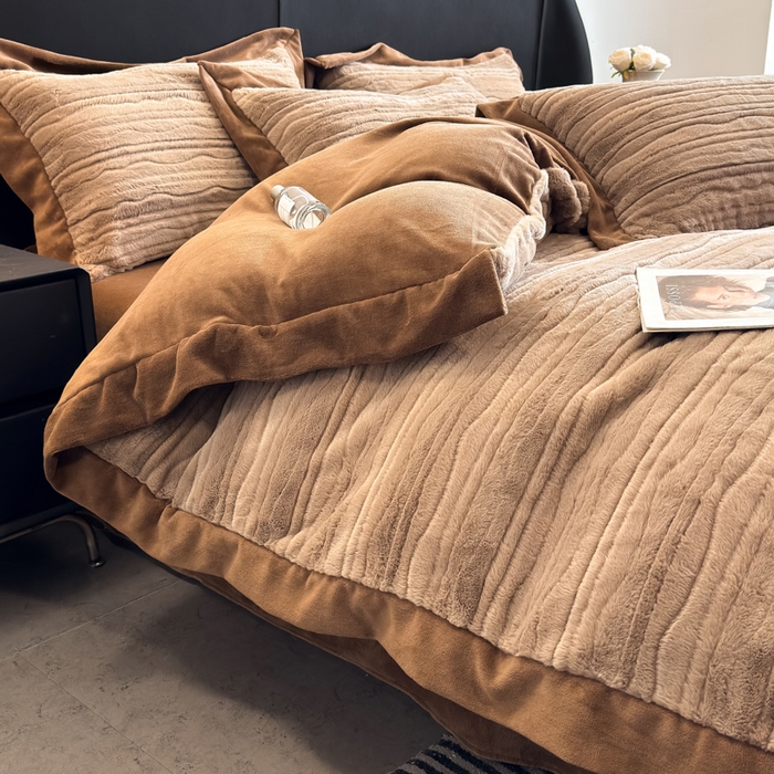 91家纺网 家纺一手货源 找家纺 九花鹿 2025新款380克宽边丹麦皮草绒四件套-波纹系列 波纹-可可棕