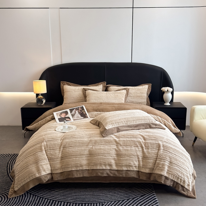 91家纺网 家纺一手货源 找家纺 九花鹿 2025新款380克宽边丹麦皮草绒四件套-波纹系列 波纹-奶茶咖