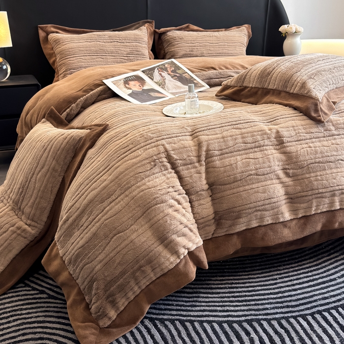 91家纺网 家纺一手货源 找家纺 九花鹿 2025新款380克宽边丹麦皮草绒四件套-波纹系列 波纹-可可棕