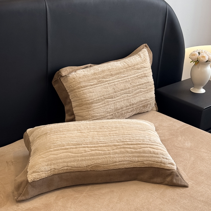 91家纺网 家纺一手货源 找家纺 九花鹿 2025新款380克宽边丹麦皮草绒四件套-波纹系列 波纹-奶茶咖