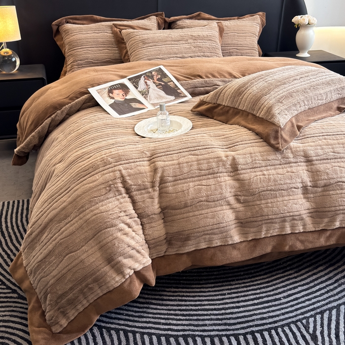 91家纺网 家纺一手货源 找家纺 九花鹿 2025新款380克宽边丹麦皮草绒四件套-波纹系列 波纹-可可棕