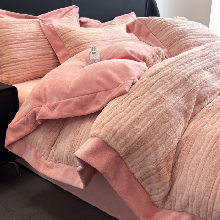 91家纺网 家纺一手货源 找家纺 九花鹿 2025新款380克宽边丹麦皮草绒四件套-波纹系列 波纹-梦境粉