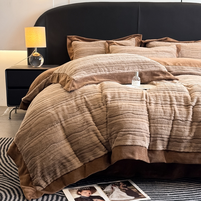 91家纺网 家纺一手货源 找家纺 九花鹿 2025新款380克宽边丹麦皮草绒四件套-波纹系列 波纹-可可棕