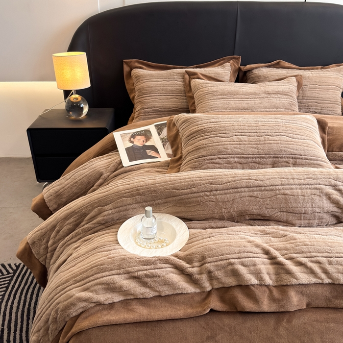 91家纺网 家纺一手货源 找家纺 九花鹿 2025新款380克宽边丹麦皮草绒四件套-波纹系列 波纹-可可棕