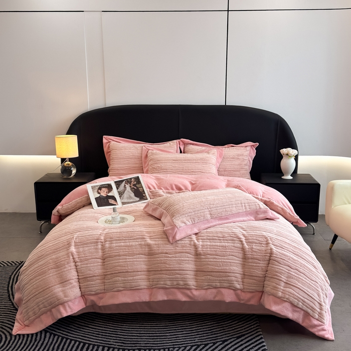 91家纺网 家纺一手货源 找家纺 九花鹿 2025新款380克宽边丹麦皮草绒四件套-波纹系列 波纹-梦境粉