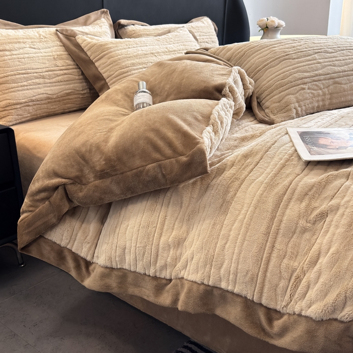 91家纺网 家纺一手货源 找家纺 九花鹿 2025新款380克宽边丹麦皮草绒四件套-波纹系列 波纹-奶茶咖