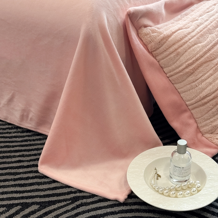 91家纺网 家纺一手货源 找家纺 九花鹿 2025新款380克宽边丹麦皮草绒四件套-波纹系列 波纹-梦境粉