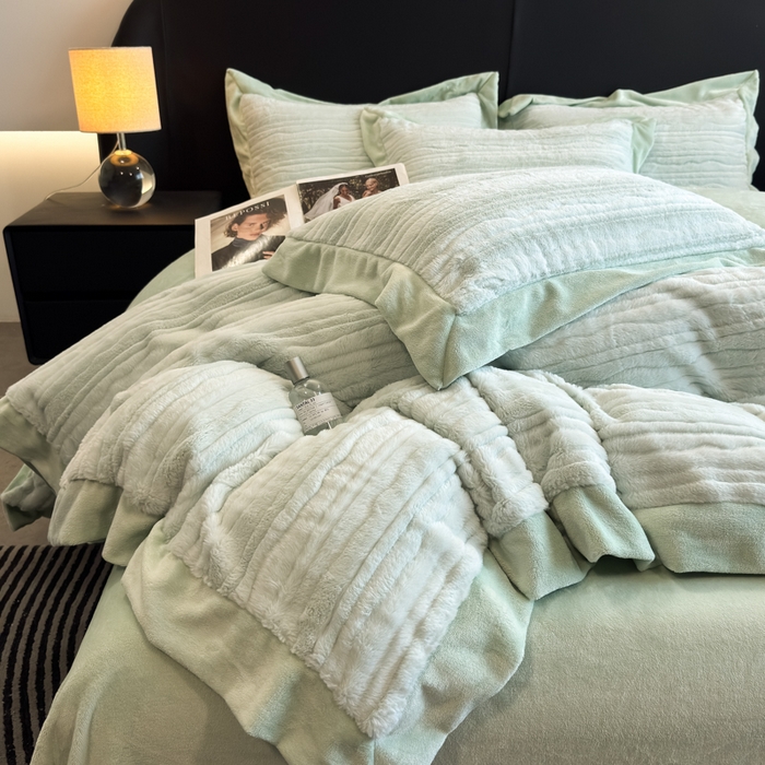 91家纺网 家纺一手货源 找家纺 九花鹿 2025新款380克宽边丹麦皮草绒四件套-波纹系列 波纹-清新绿