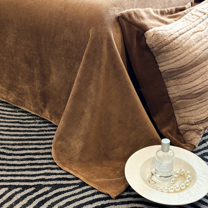 91家纺网 家纺一手货源 找家纺 九花鹿 2025新款380克宽边丹麦皮草绒四件套-波纹系列 波纹-可可棕