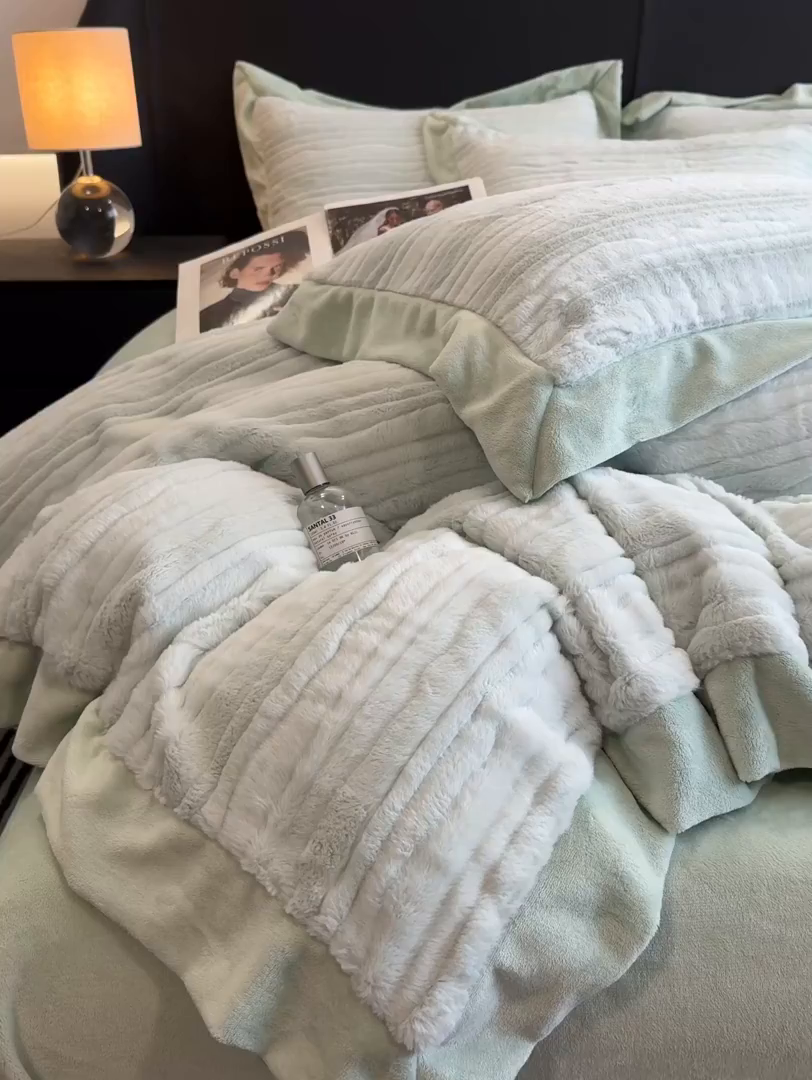 91家纺网 家纺一手货源 找家纺 九花鹿 2025新款380克宽边丹麦皮草绒四件套-波纹系列 波纹-清新绿