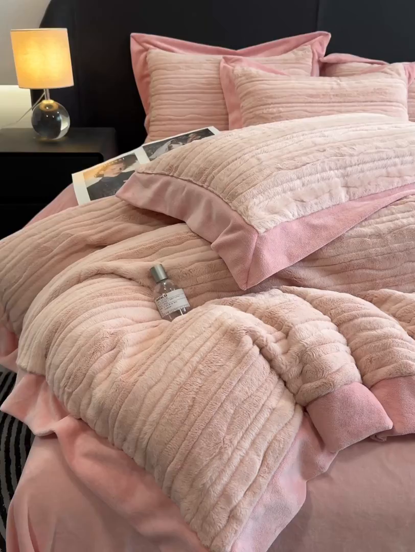 91家纺网 家纺一手货源 找家纺 九花鹿 2025新款380克宽边丹麦皮草绒四件套-波纹系列 波纹-梦境粉