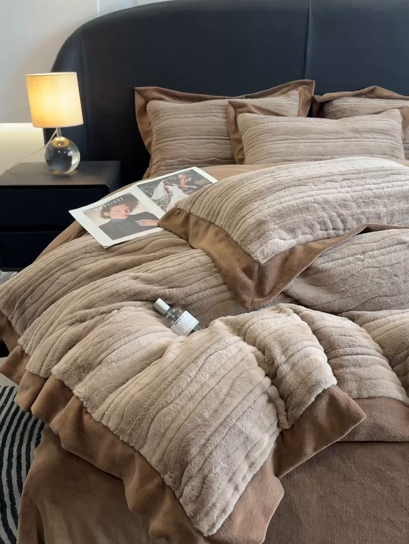 91家纺网 家纺一手货源 找家纺 九花鹿 2025新款380克宽边丹麦皮草绒四件套-波纹系列 波纹-可可棕
