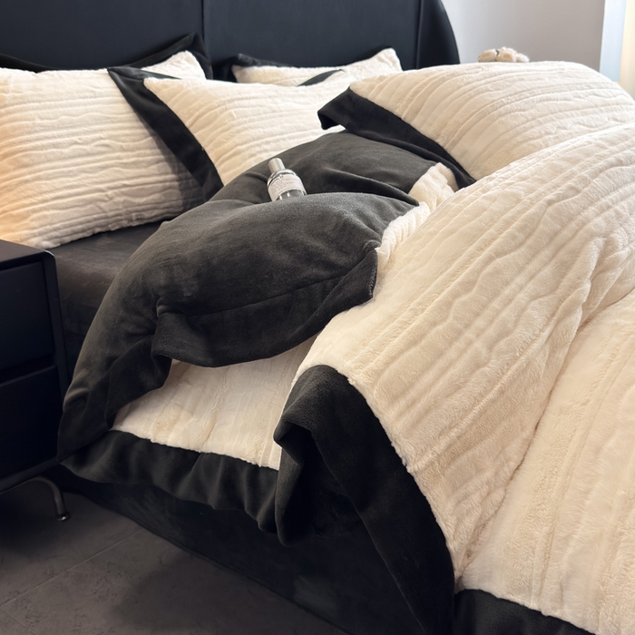 91家纺网 家纺一手货源 找家纺 九花鹿 2025新款380克宽边丹麦皮草绒四件套-波纹系列 波纹-奶油白