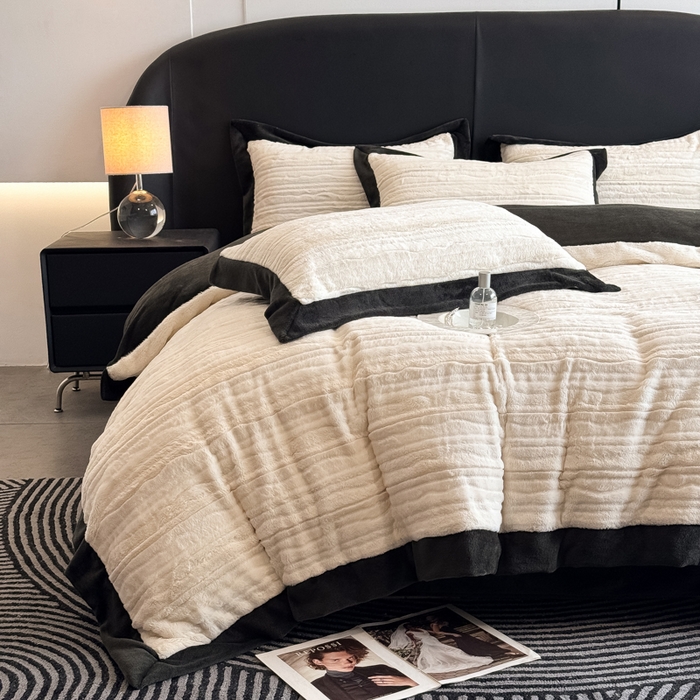 91家纺网 家纺一手货源 找家纺 九花鹿 2025新款380克宽边丹麦皮草绒四件套-波纹系列 波纹-奶油白