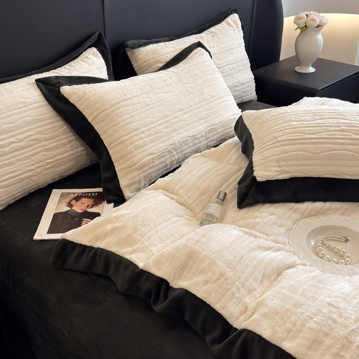 91家纺网 家纺一手货源 找家纺 九花鹿 2025新款380克宽边丹麦皮草绒四件套-波纹系列 波纹-奶油白