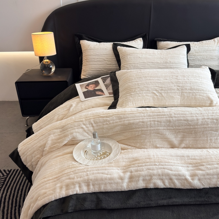 91家纺网 家纺一手货源 找家纺 九花鹿 2025新款380克宽边丹麦皮草绒四件套-波纹系列 波纹-奶油白