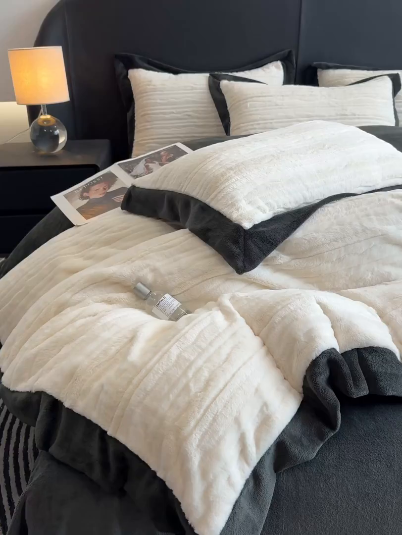 91家纺网 家纺一手货源 找家纺 九花鹿 2025新款380克宽边丹麦皮草绒四件套-波纹系列 波纹-奶油白