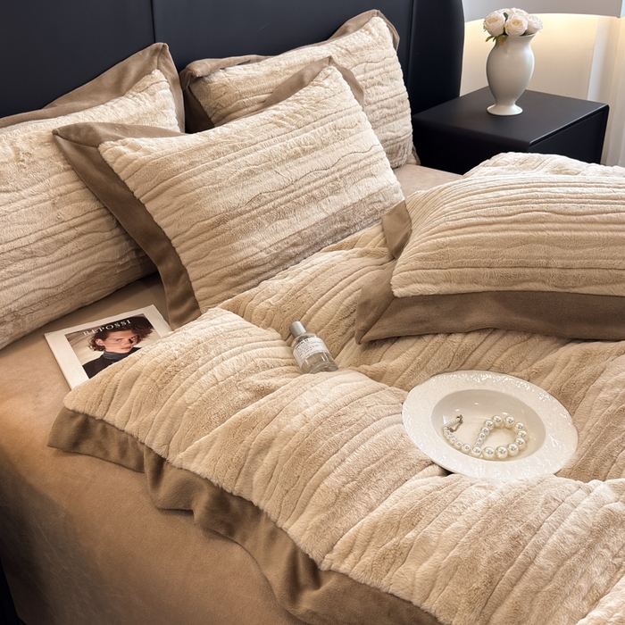 91家纺网 家纺一手货源 找家纺 九花鹿 2025新款380克宽边丹麦皮草绒四件套-波纹系列 波纹-奶茶咖