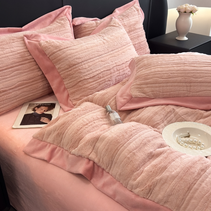 91家纺网 家纺一手货源 找家纺 九花鹿 2025新款380克宽边丹麦皮草绒四件套-波纹系列 波纹-梦境粉