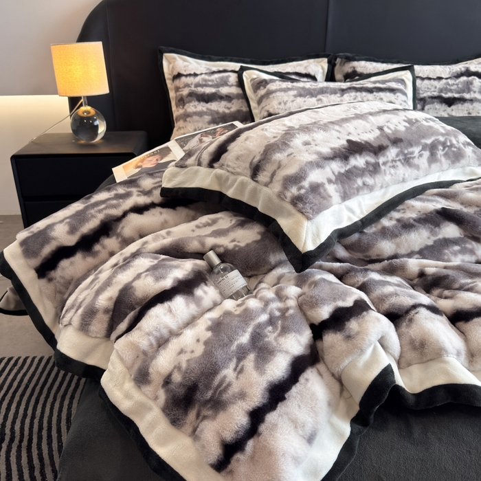 91家纺网 家纺一手货源 找家纺 九花鹿 2025新款380克宽边丹麦皮草绒四件套-维也纳系列 维也纳-高级灰