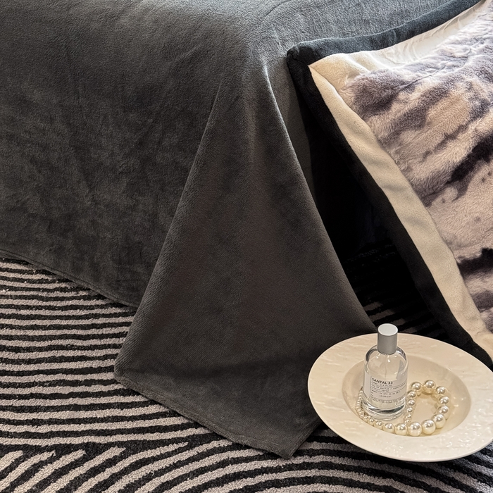 91家纺网 家纺一手货源 找家纺 九花鹿 2025新款380克宽边丹麦皮草绒四件套-维也纳系列 维也纳-高级灰