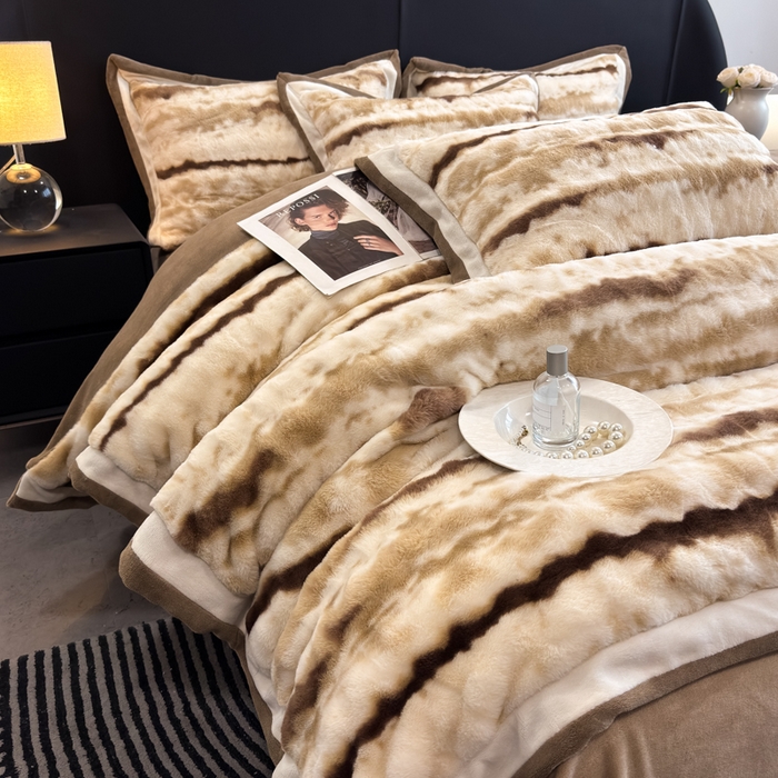 91家纺网 家纺一手货源 找家纺 （总）九花鹿 2025新款380克宽边丹麦皮草绒四件套-维也纳系列