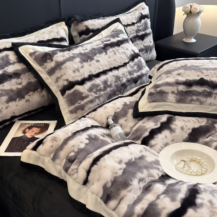 91家纺网 家纺一手货源 找家纺 九花鹿 2025新款380克宽边丹麦皮草绒四件套-维也纳系列 维也纳-高级灰