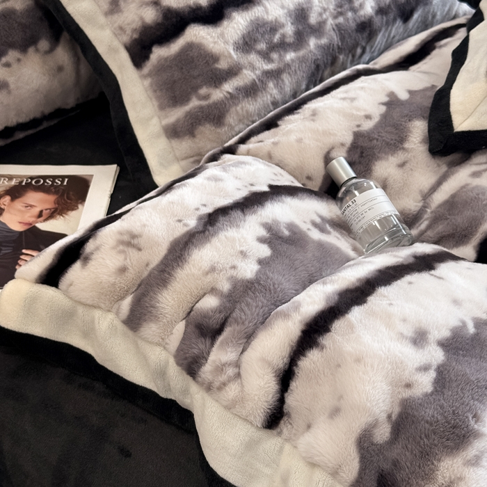 91家纺网 家纺一手货源 找家纺 （总）九花鹿 2025新款380克宽边丹麦皮草绒四件套-维也纳系列