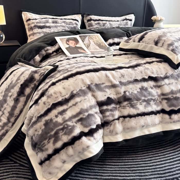 91家纺网 家纺一手货源 找家纺 九花鹿 2025新款380克宽边丹麦皮草绒四件套-维也纳系列 维也纳-高级灰