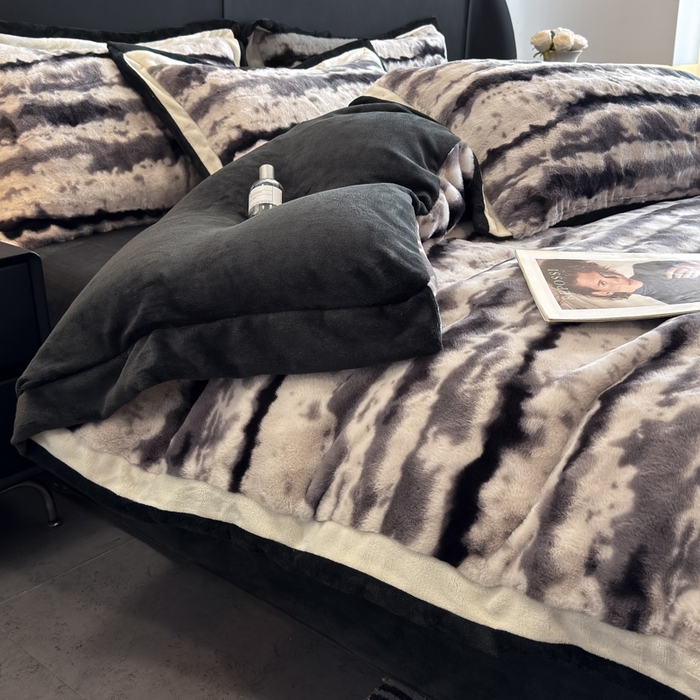 91家纺网 家纺一手货源 找家纺 九花鹿 2025新款380克宽边丹麦皮草绒四件套-维也纳系列 维也纳-高级灰