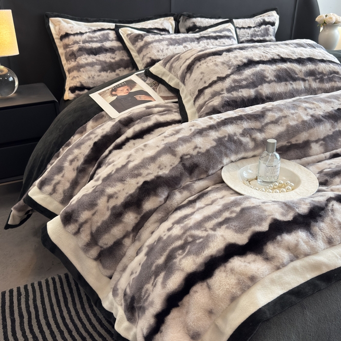 91家纺网 家纺一手货源 找家纺 九花鹿 2025新款380克宽边丹麦皮草绒四件套-维也纳系列 维也纳-高级灰