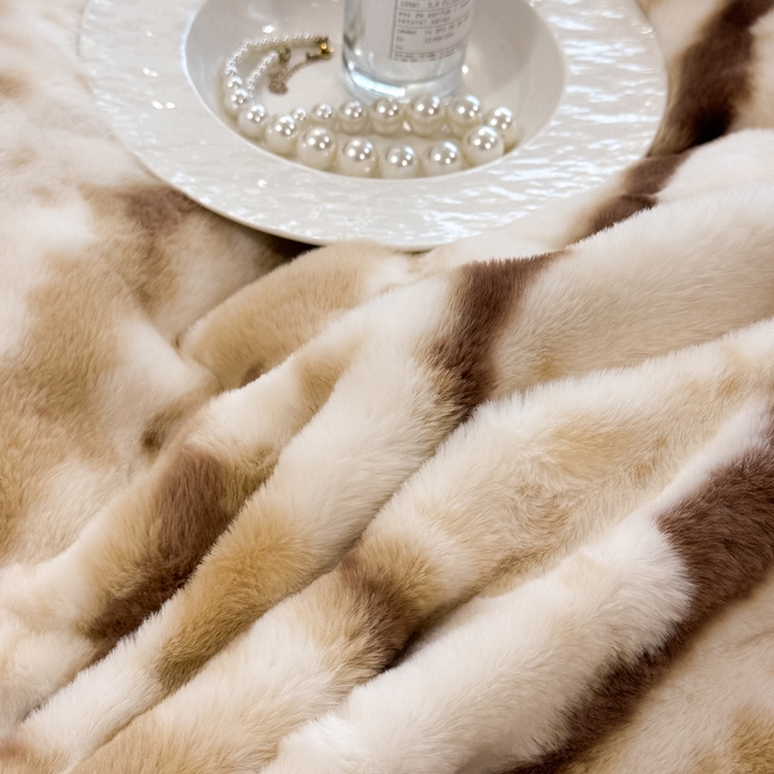 91家纺网 家纺一手货源 找家纺 九花鹿 2025新款380克宽边丹麦皮草绒四件套-维也纳系列 维也纳-奶茶咖