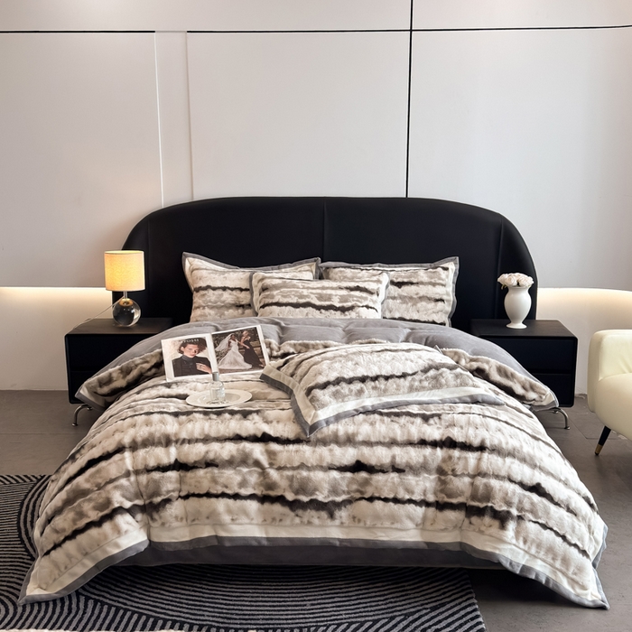 91家纺网 家纺一手货源 找家纺 九花鹿 2025新款380克宽边丹麦皮草绒四件套-维也纳系列 维也纳-气质灰