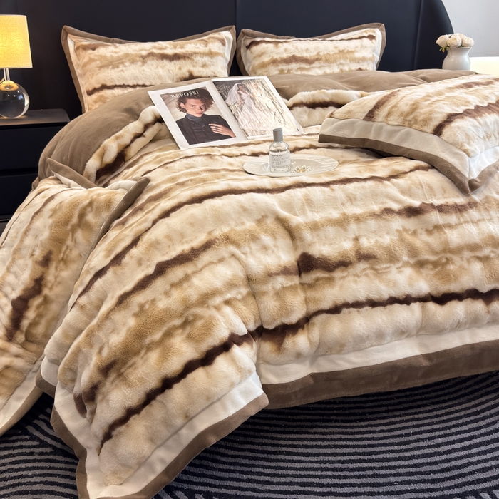 91家纺网 家纺一手货源 找家纺 九花鹿 2025新款380克宽边丹麦皮草绒四件套-维也纳系列 维也纳-奶茶咖