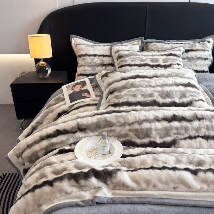 91家纺网 家纺一手货源 找家纺 九花鹿 2025新款380克宽边丹麦皮草绒四件套-维也纳系列 维也纳-气质灰