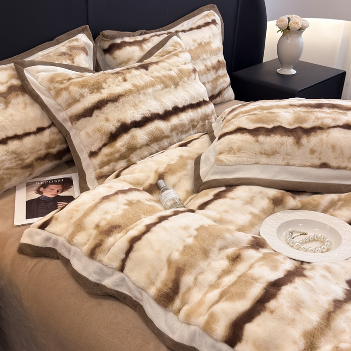 91家纺网 家纺一手货源 找家纺 九花鹿 2025新款380克宽边丹麦皮草绒四件套-维也纳系列 维也纳-奶茶咖