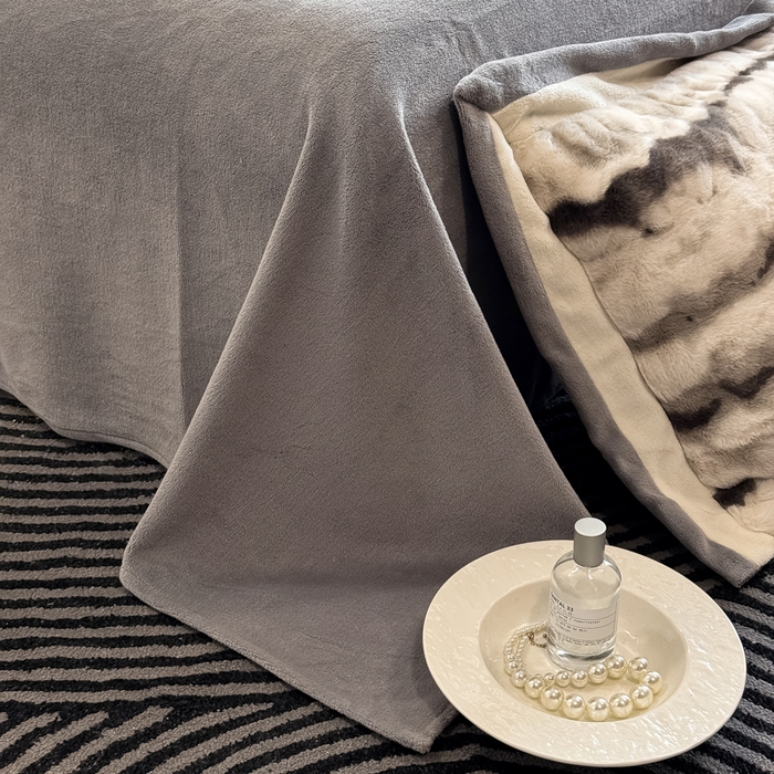 91家纺网 家纺一手货源 找家纺 九花鹿 2025新款380克宽边丹麦皮草绒四件套-维也纳系列 维也纳-气质灰