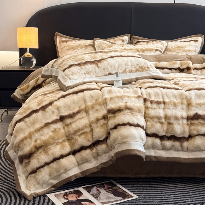 91家纺网 家纺一手货源 找家纺 九花鹿 2025新款380克宽边丹麦皮草绒四件套-维也纳系列 维也纳-奶茶咖