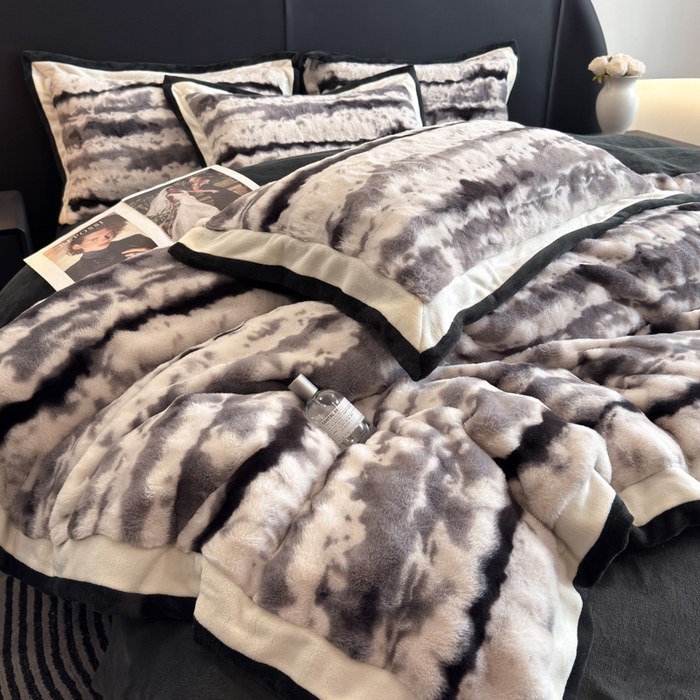 91家纺网 家纺一手货源 找家纺 九花鹿 2025新款380克宽边丹麦皮草绒四件套-维也纳系列 维也纳-高级灰