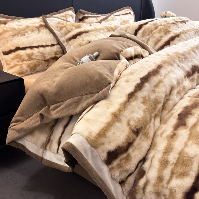 91家纺网 家纺一手货源 找家纺 九花鹿 2025新款380克宽边丹麦皮草绒四件套-维也纳系列 维也纳-奶茶咖