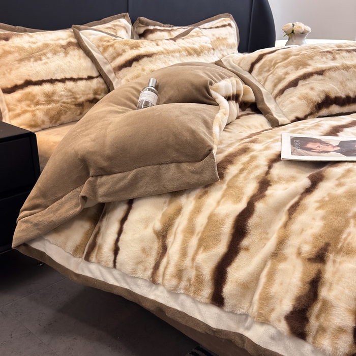 91家纺网 家纺一手货源 找家纺 九花鹿 2025新款380克宽边丹麦皮草绒四件套-维也纳系列 维也纳-奶茶咖