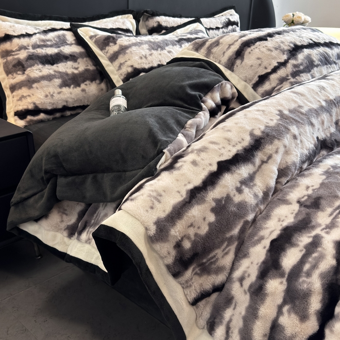 91家纺网 家纺一手货源 找家纺 （总）九花鹿 2025新款380克宽边丹麦皮草绒四件套-维也纳系列