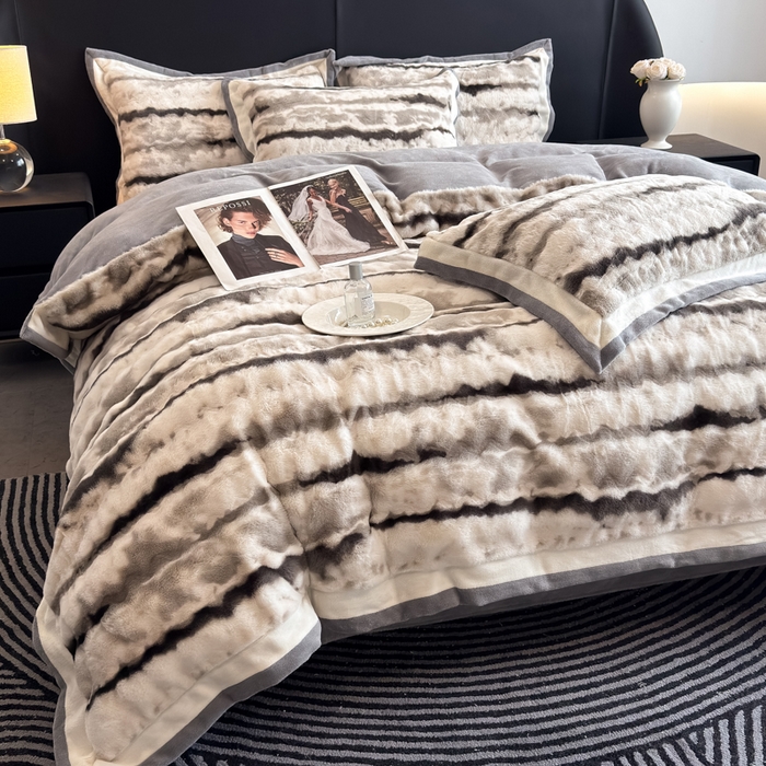 91家纺网 家纺一手货源 找家纺 九花鹿 2025新款380克宽边丹麦皮草绒四件套-维也纳系列 维也纳-气质灰