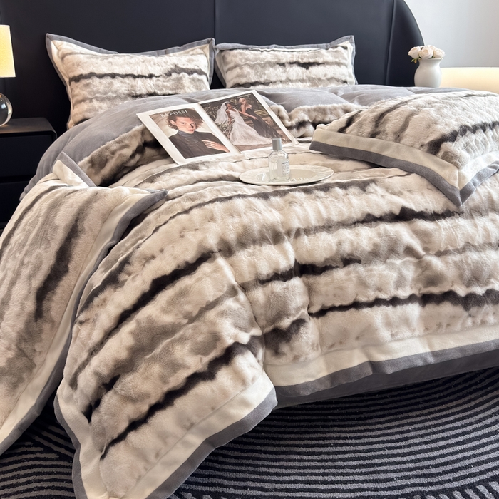 91家纺网 家纺一手货源 找家纺 九花鹿 2025新款380克宽边丹麦皮草绒四件套-维也纳系列 维也纳-气质灰